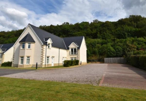 Conaglen, 2 Bedroom Lochside Flat Fort William